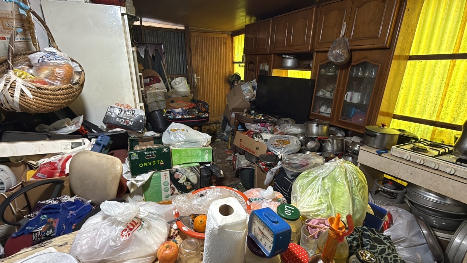 Trabzon 1. Nolu Beşirli'de Çöp evleri Belediye ekipleri maskeyle zor temizledi 4 trabzon 1 nolu besirlide cop evleri belediye ekipleri maskeyle zor temizledi 0