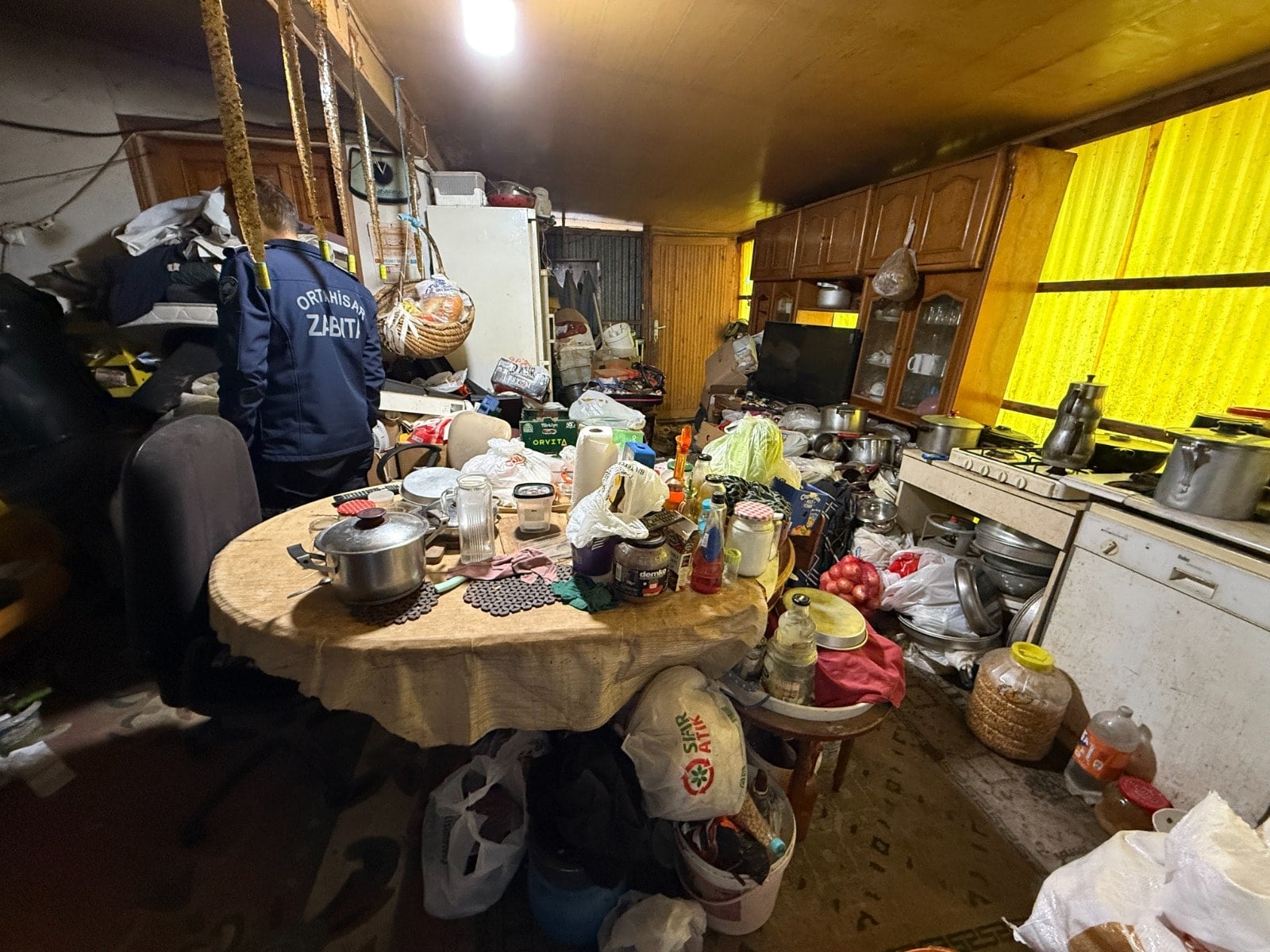 Trabzon 1. Nolu Beşirli'de Çöp evleri Belediye ekipleri maskeyle zor temizledi 5 trabzon 1 nolu besirlide cop evleri belediye ekipleri maskeyle zor temizledi 1