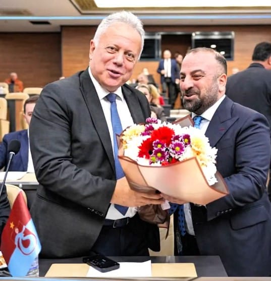 Trabzon'da AKP'den beklenmedik siyasi jest CHP'li üyeye çiçek verdi 4 trabzonda akpden beklenmedik siyasi jest chpli uyeye cicek verdi 0 ynmGVs9I