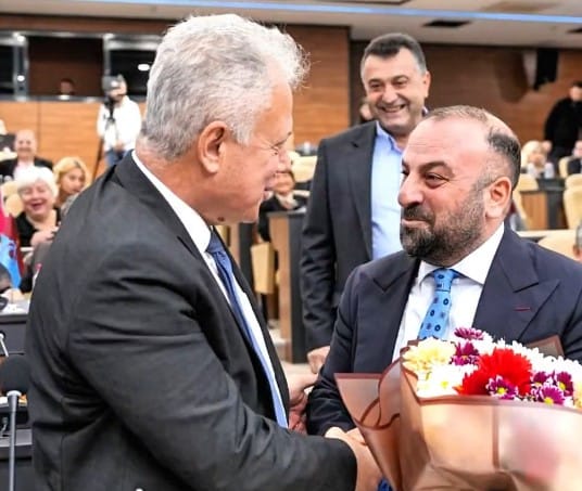 Trabzon'da AKP'den beklenmedik siyasi jest CHP'li üyeye çiçek verdi 5 trabzonda akpden beklenmedik siyasi jest chpli uyeye cicek verdi 1 JQhfrYdz