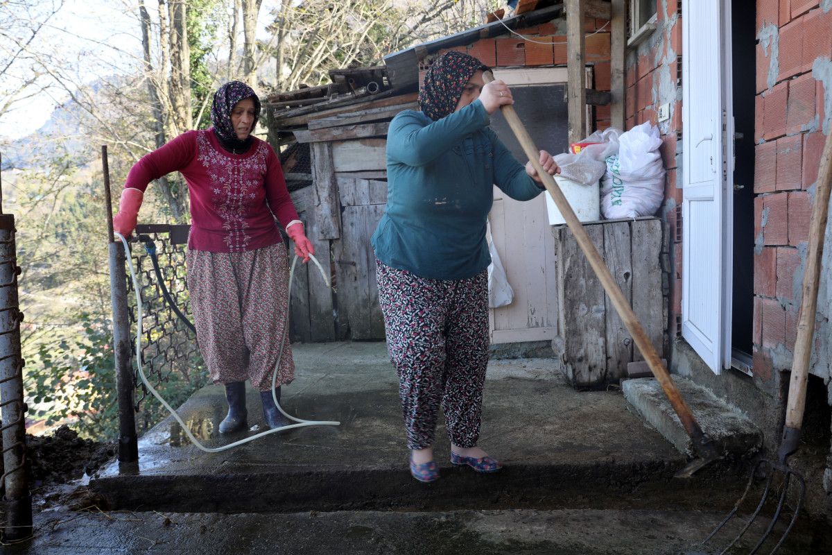 Trabzon'da kadınlar sabah ot biçiyor, akşam maça gidiyor 6 trabzonda kadinlar sabah ot biciyor aksam maca gidiyor 2 dzk259JF