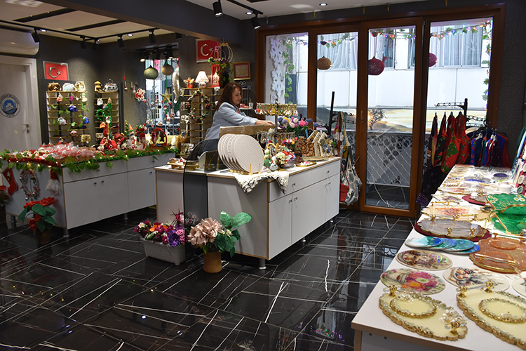 Trabzon'da kadınlar ürettikleri ürünlerin tanıtım ve satışını da kendileri yapıyor 7 trabzonda kadinlar urettikleri urunlerin tanitim ve satisini da kendileri yapiyor 3 3PwJO9JB