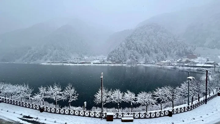 uzungol beyaz gelinligini giydi kar kalinligi 15 santimetreye ulasti 0 MykMnXT5