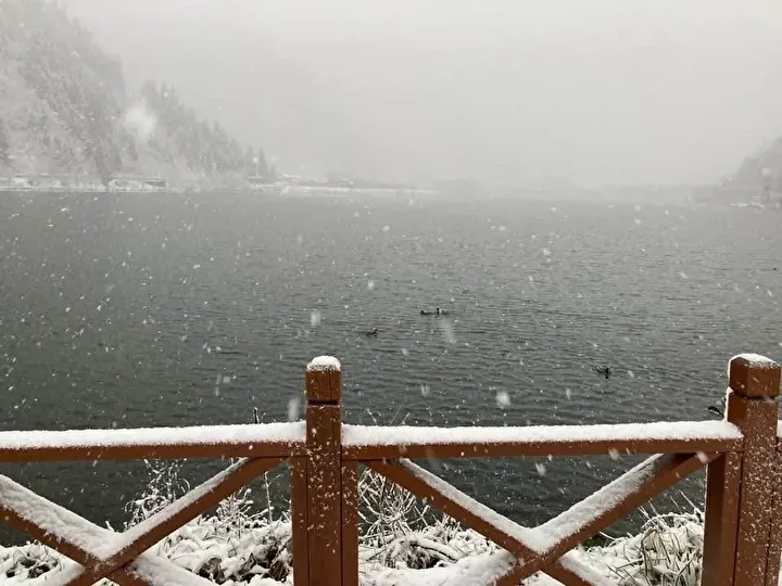 uzungol beyaz gelinligini giydi kar kalinligi 15 santimetreye ulasti 1 HyIIMueQ