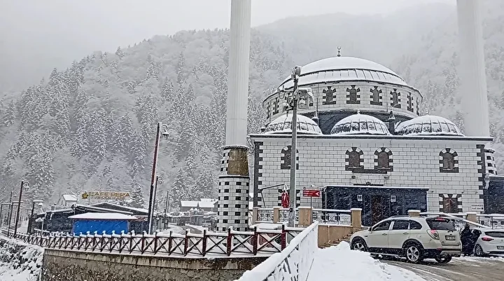 uzungol beyaz gelinligini giydi kar kalinligi 15 santimetreye ulasti 3 GIEBcy29