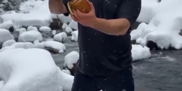 KAR VE SOĞUĞA ALDIRMADI, ÜRÜNÜNÜ TANITMAK İÇİN DEREYE GİRDİ