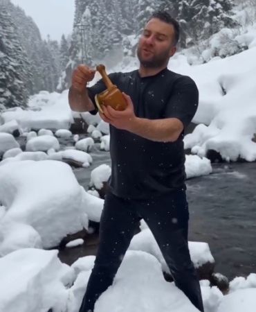 KAR VE SOĞUĞA ALDIRMADI, ÜRÜNÜNÜ TANITMAK İÇİN DEREYE GİRDİ