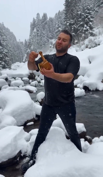 Kar ve soğuğa aldırmadı, ürününü tanıtmak için dereye girdi 1 20260103aw612447 0