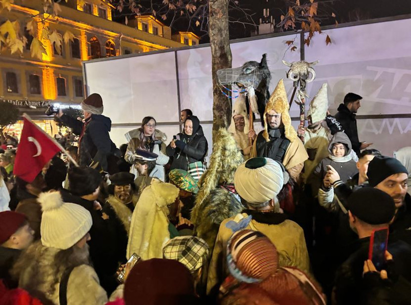 Davullar çaldı horonlar kırıldı: Bolluk bereket için sokaklara döküldüler 1 davullar caldi horonlar kirildi bolluk bereket icin sokaklara dokulduler 0