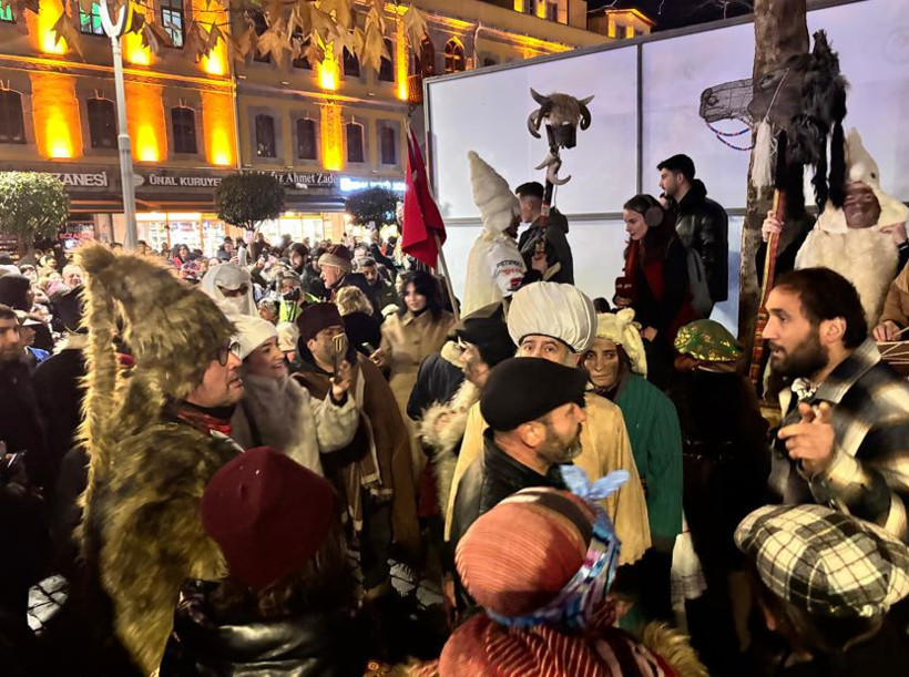 Davullar çaldı horonlar kırıldı: Bolluk bereket için sokaklara döküldüler 2 davullar caldi horonlar kirildi bolluk bereket icin sokaklara dokulduler 1 8gW7z4sP