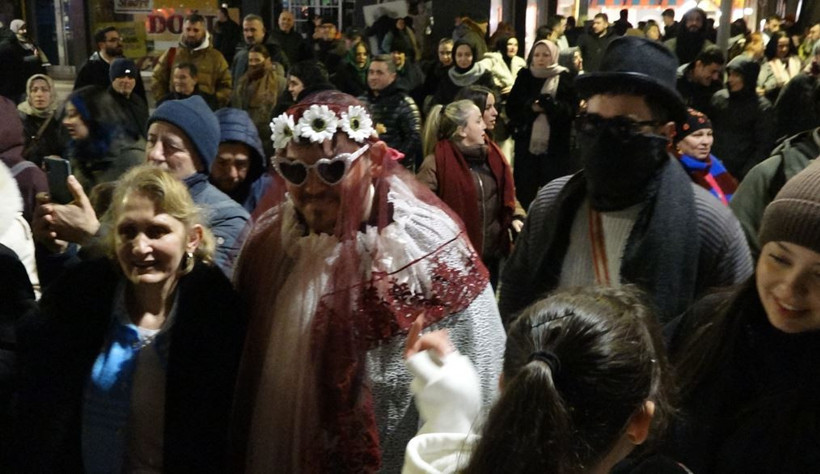 Davullar çaldı horonlar kırıldı: Bolluk bereket için sokaklara döküldüler 9 davullar caldi horonlar kirildi bolluk bereket icin sokaklara dokulduler 8 dD2ngy9R