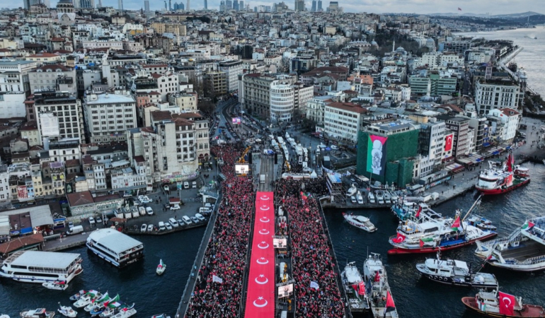 filistine-destek-icin-on-binlerce-kisi-galata-koprusunde-bulustu-QfnNLr4s.jpg
