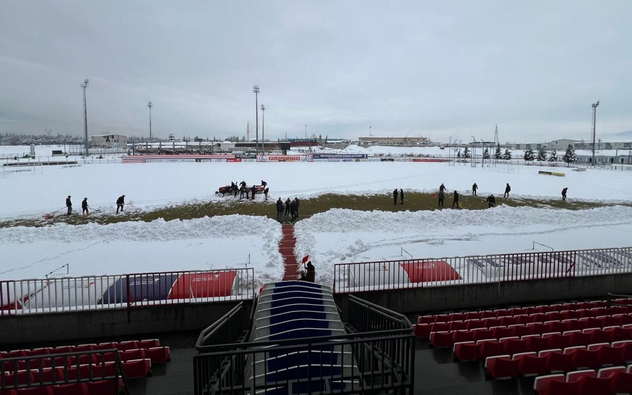 maca kar engeli stadyum karla kaplandi karsilasma ertelendi 0 rIBtISI7