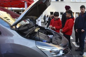 trabzonda-araclarin-bakimini-yaparak-ogrendiklerini-pratige-doken-meslek-liseliler-saha-tecrubesi-kazaniyor