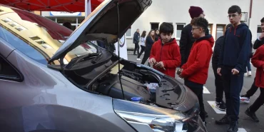 trabzonda-araclarin-bakimini-yaparak-ogrendiklerini-pratige-doken-meslek-liseliler-saha-tecrubesi-kazaniyor