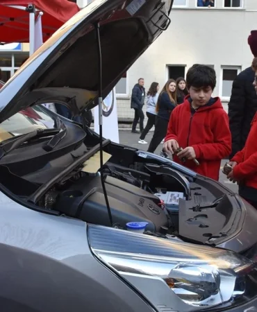 trabzonda-araclarin-bakimini-yaparak-ogrendiklerini-pratige-doken-meslek-liseliler-saha-tecrubesi-kazaniyor