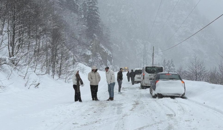 trabzonda-cig-dustu-karayolu-ulasima-kapandi-7rG8z4qe.jpg