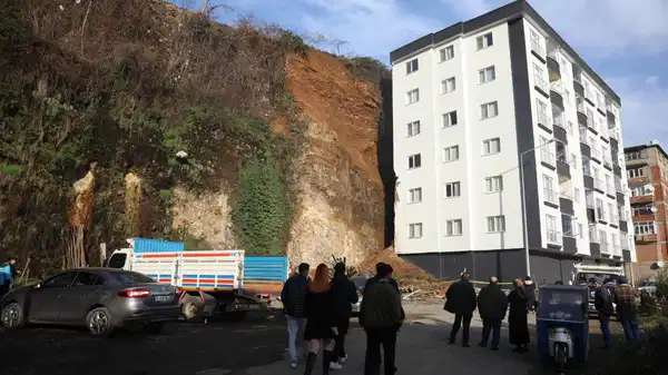 Trabzon'da heyelan... Evlerin camları kırıldı, odalar kaya ve toprakla doldu! 1 trabzonda heyelan evlerin camlari kirildi odalar kaya ve toprakla doldu 0 GyC2DMPZ