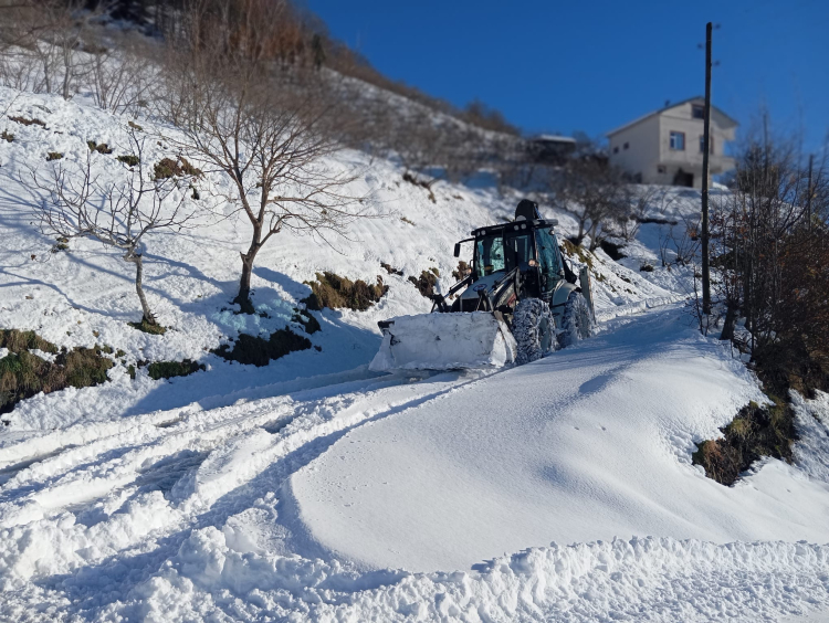 Trabzon'da yoğun kar mesaisi! Tüm yollar açıldı 1 trabzonda yogun kar mesaisi tum yollar acildi 0 hVbdX6Fi