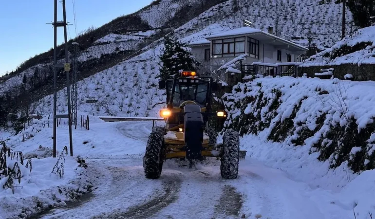 trabzonda-yogun-kar-mesaisi-tum-yollar-acildi-MJPK8Mzz.webp