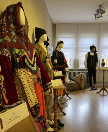 trabzonun-yoresel-kiyafetlerinden-olusan-sergi-acildi_6c108612d70f
