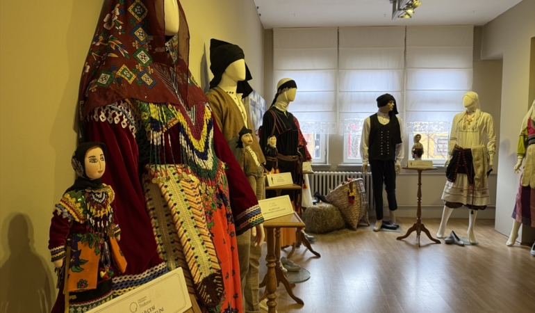 trabzonun-yoresel-kiyafetlerinden-olusan-sergi-acildi_6c108612d70f