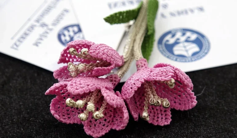 endemik-bitkiler-taki-ve-kumasa-duygular-maniye-dokuluyor