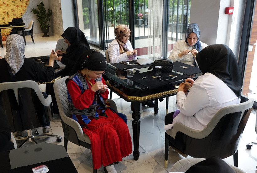 sevval sam kadinlarla birlikte trabzon hasiri isledi 2 ikFsNNy1