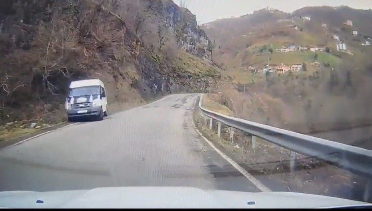 Trabzon’da öğrenci servisi karşı şeride savruldu: Kaza kamerada 1 trabzonda ogrenci servisi karsi seride savruldu kaza kamerada 0 PYrJ1sYh