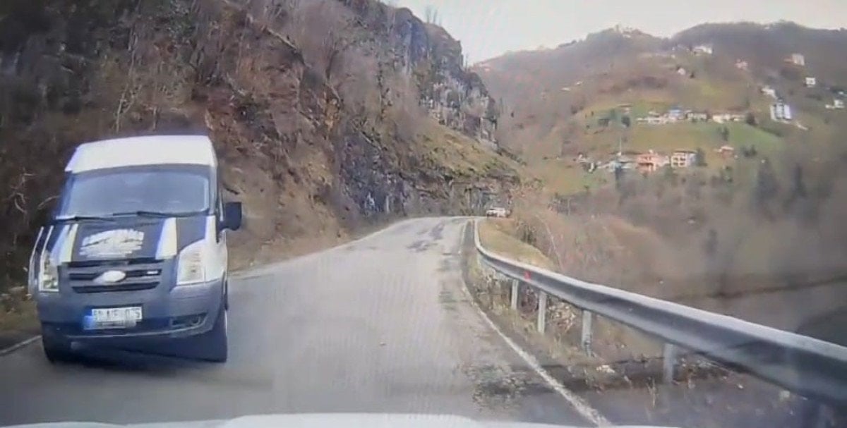 Trabzon’da öğrenci servisi karşı şeride savruldu: Kaza kamerada 2 trabzonda ogrenci servisi karsi seride savruldu kaza kamerada 1 nTG5SSH5