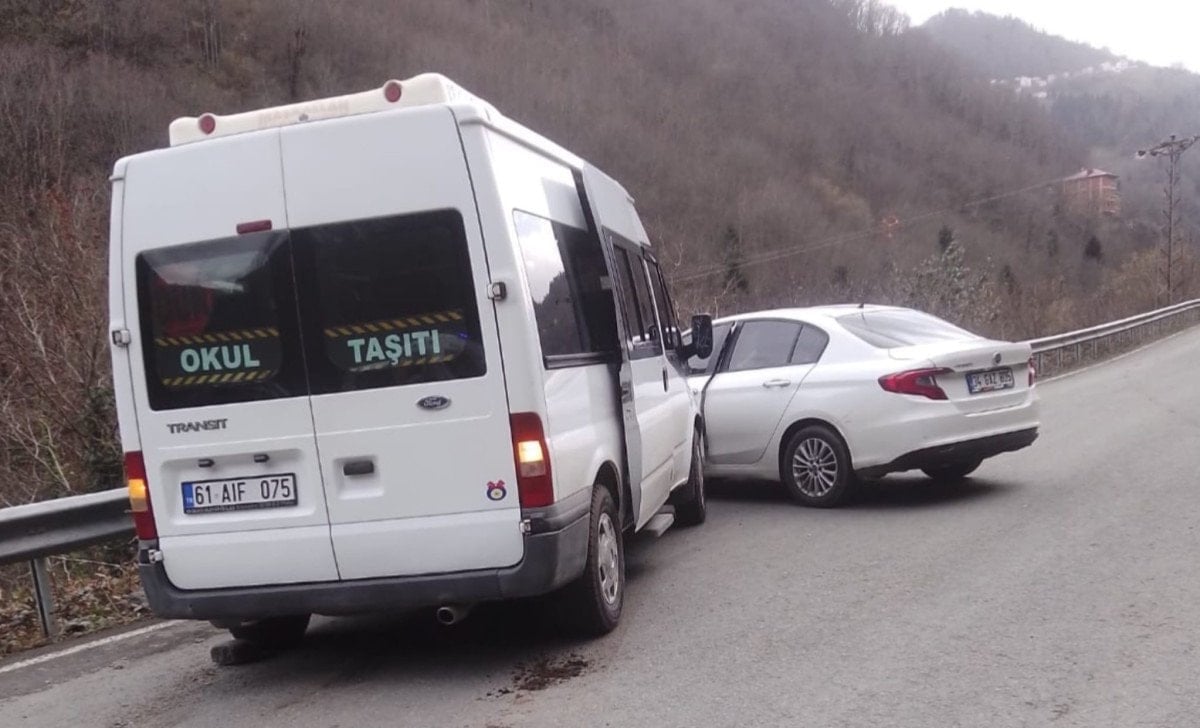 Trabzon’da öğrenci servisi karşı şeride savruldu: Kaza kamerada 4 trabzonda ogrenci servisi karsi seride savruldu kaza kamerada 3 IAa6lTyR