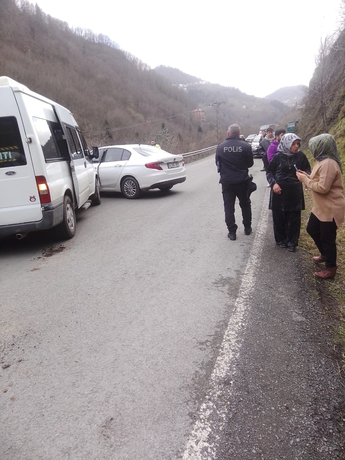 Trabzon’da öğrenci servisi karşı şeride savruldu: Kaza kamerada 5 trabzonda ogrenci servisi karsi seride savruldu kaza kamerada 4 B4LZ8hS4