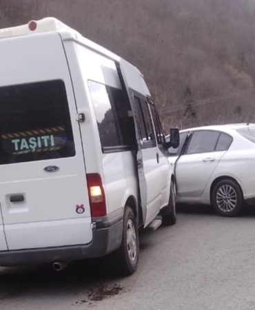 trabzonda-ogrenci-servisi-karsi-seride-savruldu-kaza-kamerada-YJE7y8Im.jpg
