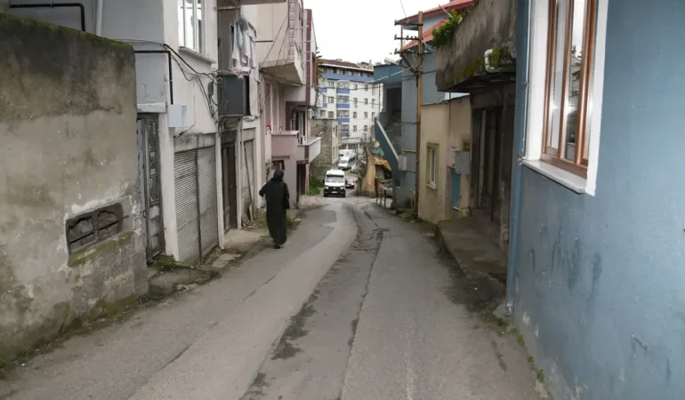 trabzonda-toklu-mahallesinde-yol-sorunu-cozuluyor-3I6Ugp6k.webp