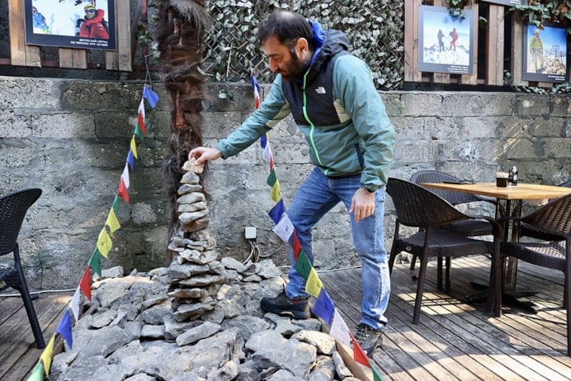 trabzonlu dagci zirvelerden topladigi taslarla kafesine dag ruhu katti 1 hVdIn25H