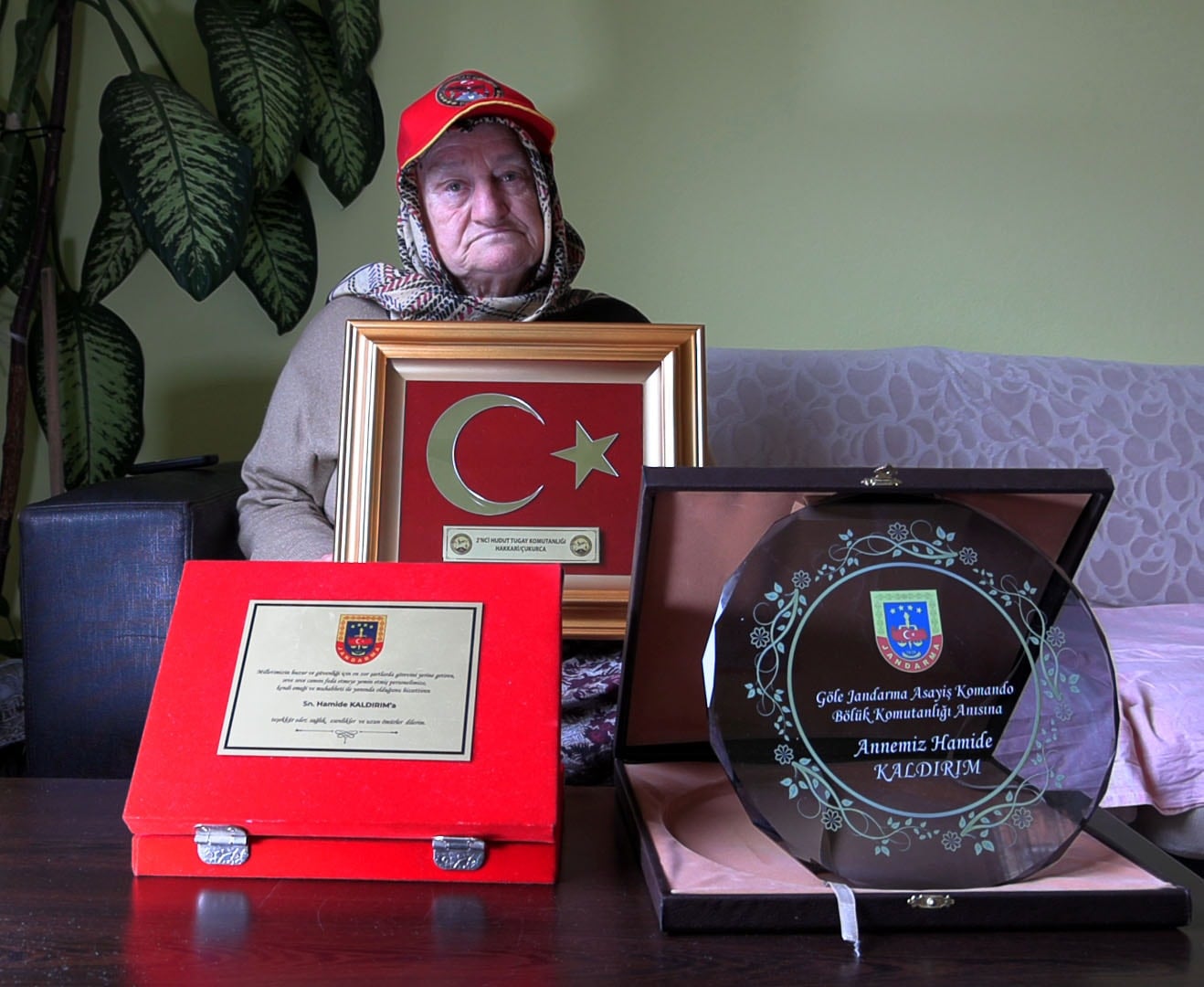 TSK'dan 'Hamide anne'ye vefa plaketi 1 tskdan hamide anneye vefa plaketi 0 ydf6sScp