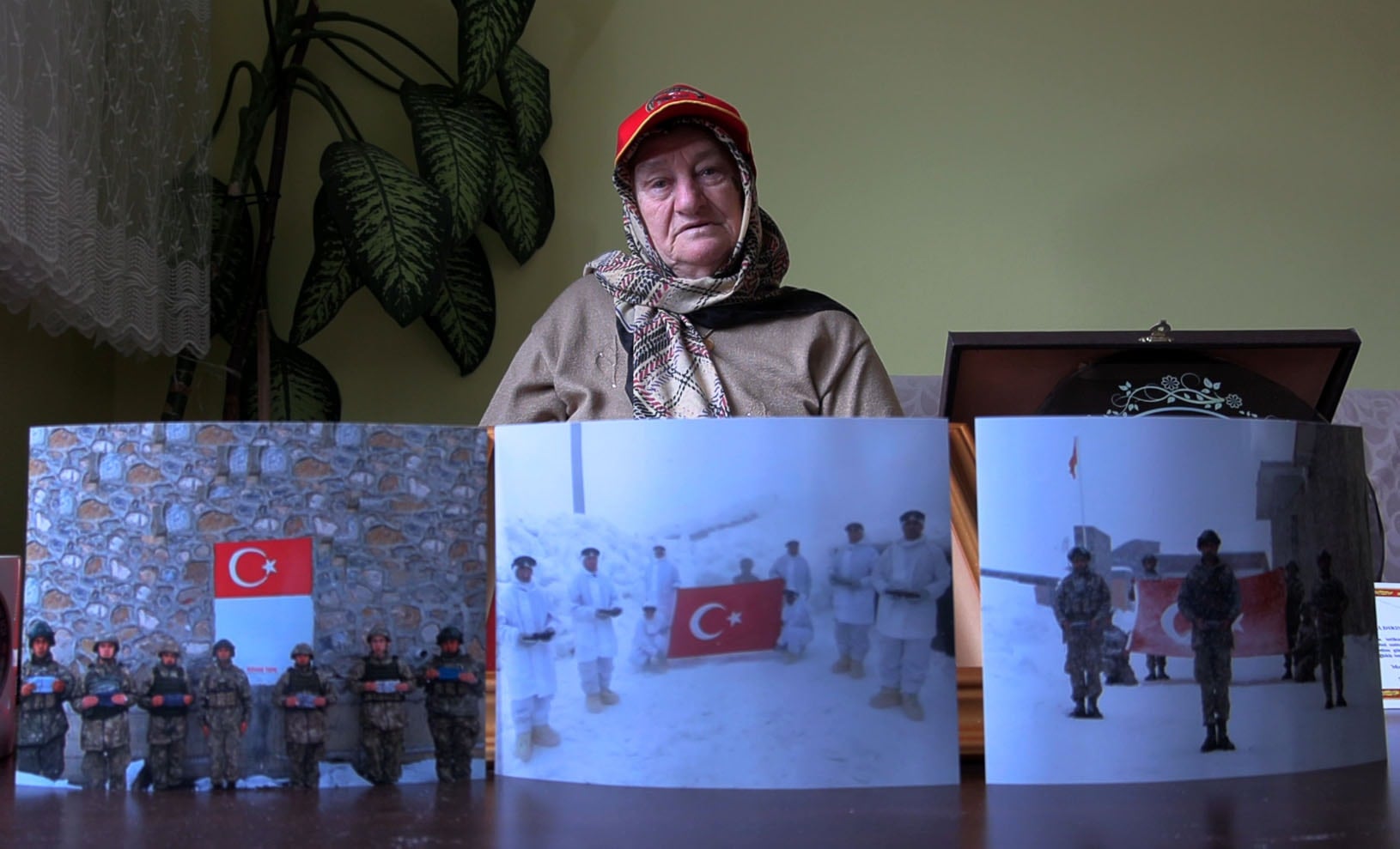 TSK'dan 'Hamide anne'ye vefa plaketi 3 tskdan hamide anneye vefa plaketi 2 aAbGCunl