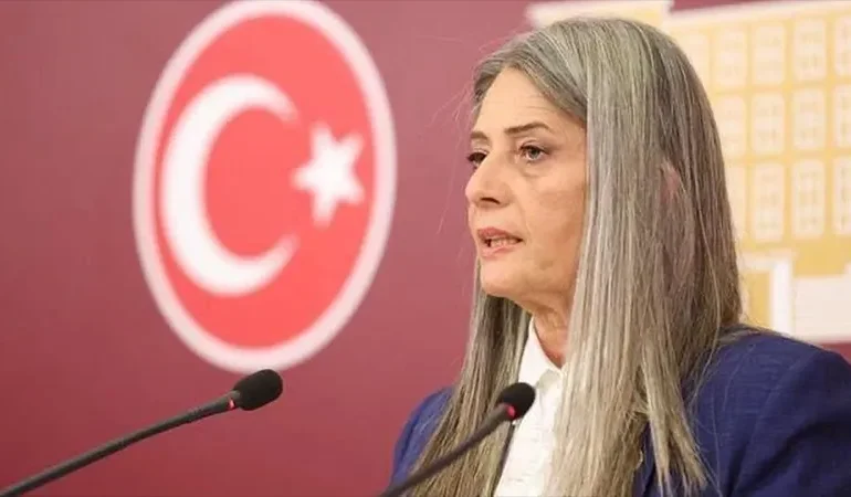 chpli-suicmezden-trabzonda-imamoglu-pankartinin-kaldirilmasina-tepki-haddinizi-bilin-siz-kimsiniz-ajPjdptr.webp