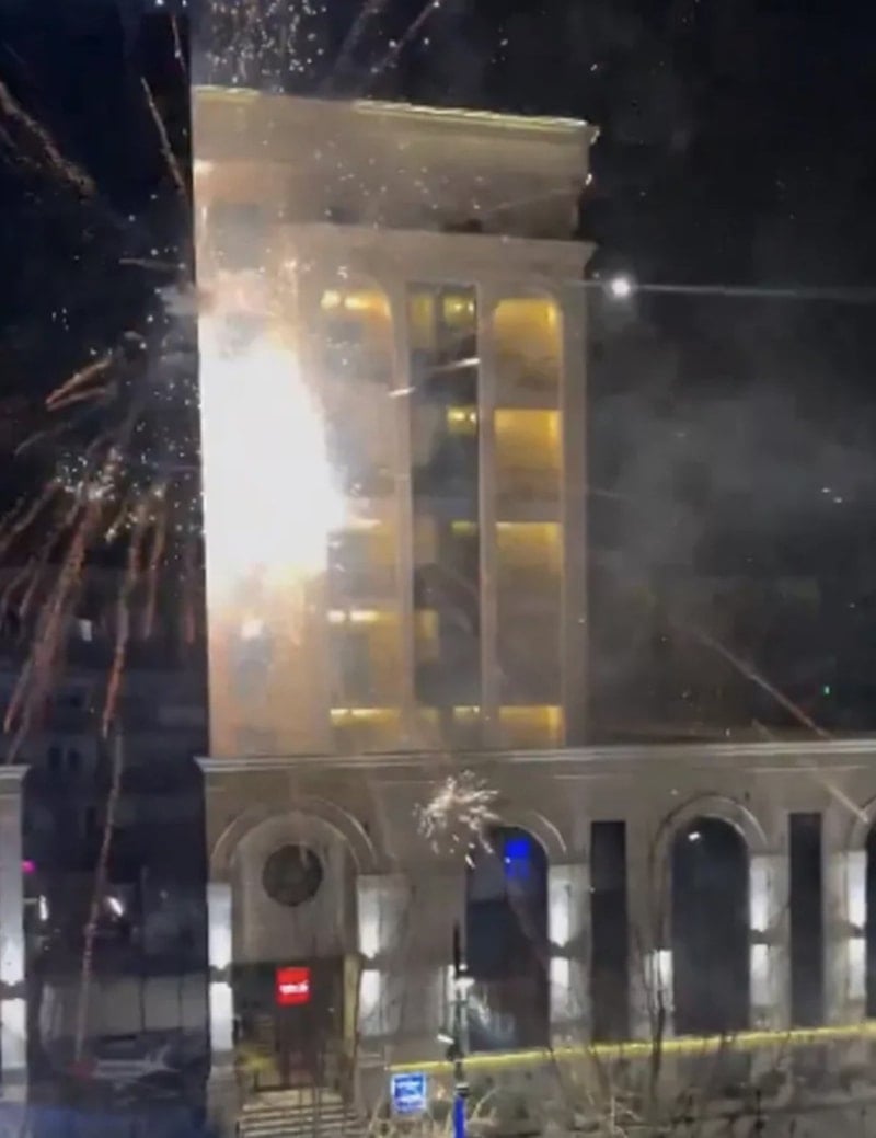 kosovada a milli takimin oteline havai fisekli provokasyon 0 JGDq17Ae