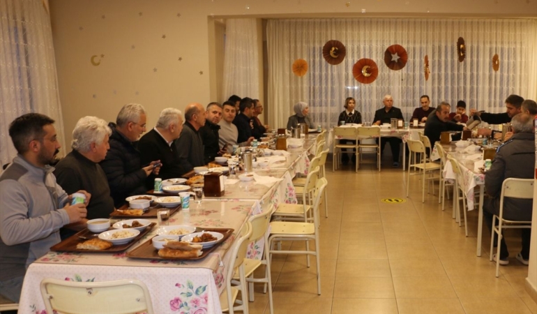ofta-egitimciler-iftarda-bulustu-htZ4JY7J.jpg