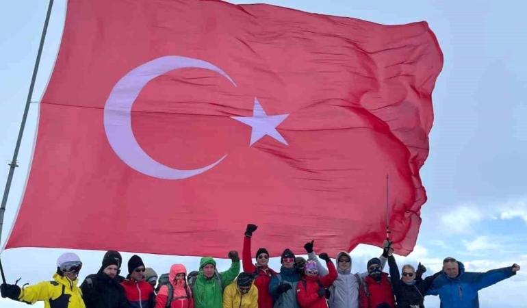 trabzonun-en-yuksek-tepesindeki-turk-bayragi-yenilendi-J1h6Y2Ku.jpg