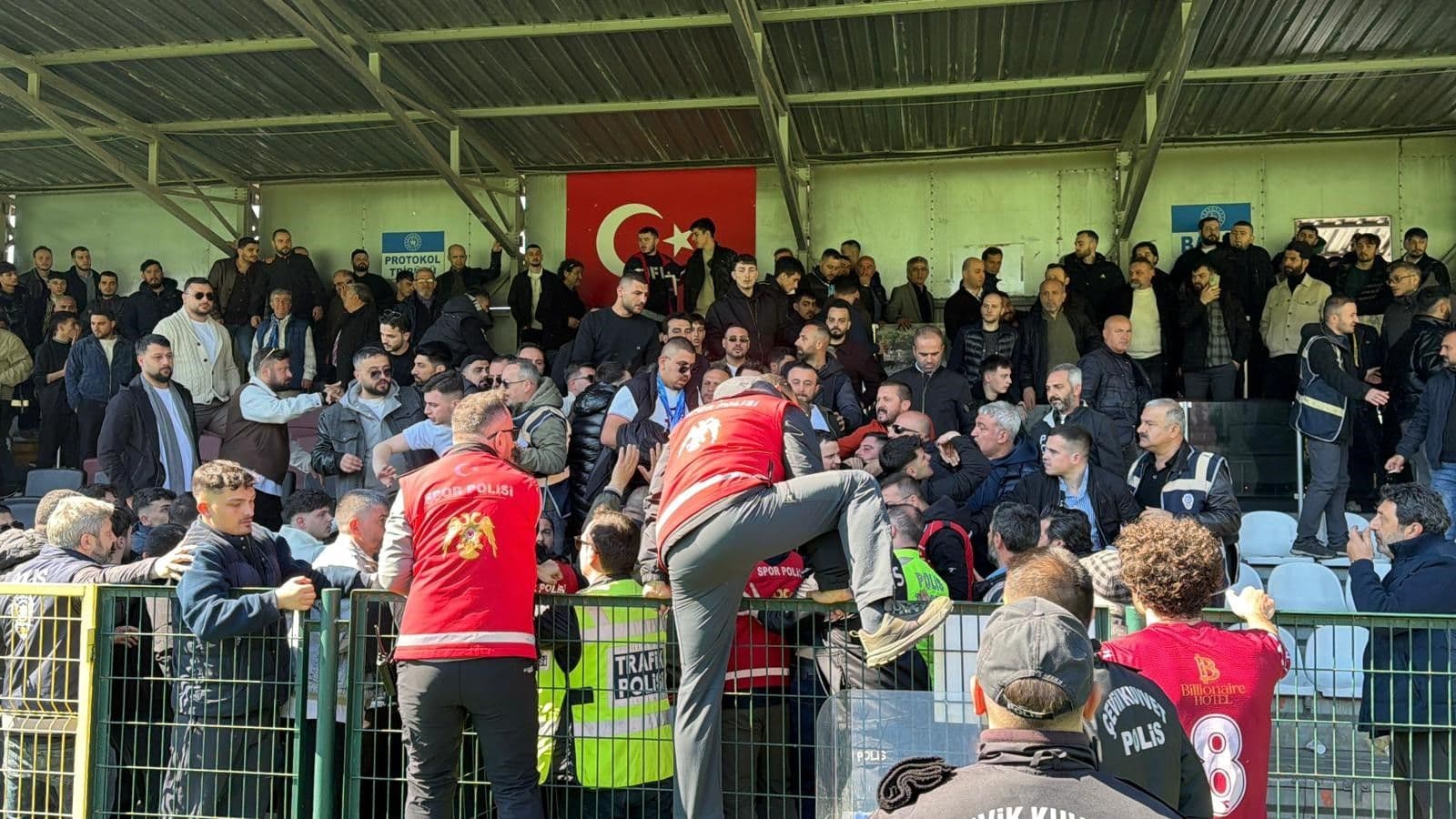 arakli 1961 ile faroz yalispor macinda tribunde kavga cikti 1 5umYTYcI