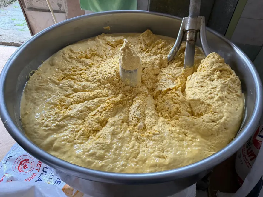 Araklı'dan başlayarak Trabzon geneline yayıldı. Bu mısır ekmeği teneke kovada pişiyor 2 araklidan baslayarak trabzon geneline yayildi bu misir ekmegi teneke kovada pisiyor 1 ZjWCXQA6