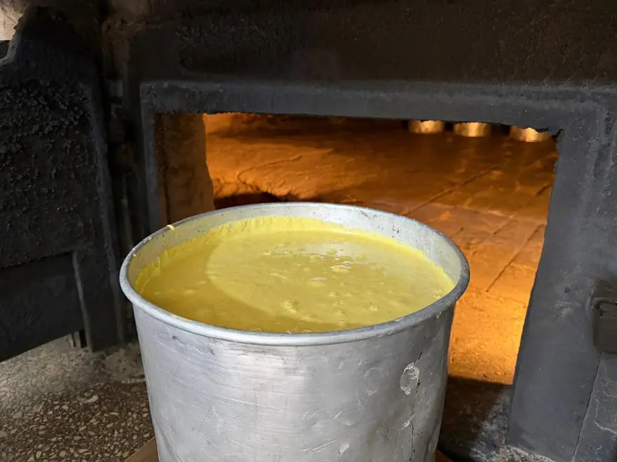 Araklı'dan başlayarak Trabzon geneline yayıldı. Bu mısır ekmeği teneke kovada pişiyor 3 araklidan baslayarak trabzon geneline yayildi bu misir ekmegi teneke kovada pisiyor 2