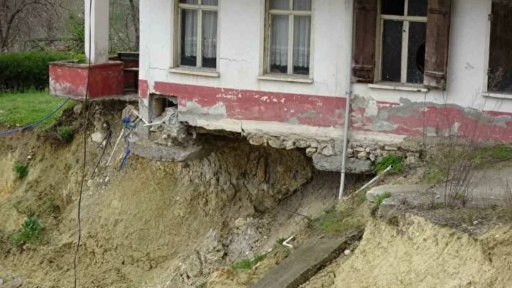 bolge halki endiseli mahalle santim santim kayiyor 0