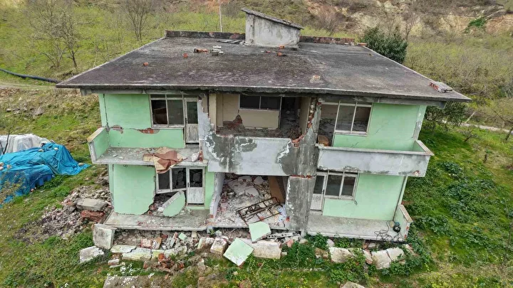 bolge halki endiseli mahalle santim santim kayiyor 9