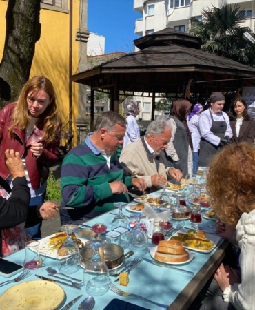 trabzona-yurt-disindan-gelen-ekibe-karadeniz-yemekleri-tanitildi-2u73kxei.jpg