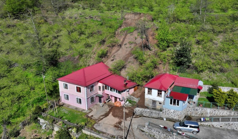 trabzonda-heyelan-bir-evde-hasar-olustu-bir-ev-tahliye-edildi-tXZOgII9.jpg