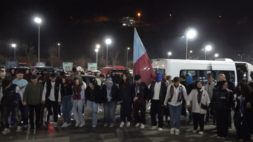 trabzonspor taraftari galatasaray galibiyetini horon ve kolbastiyla kutladi 0 kL3zsTjR