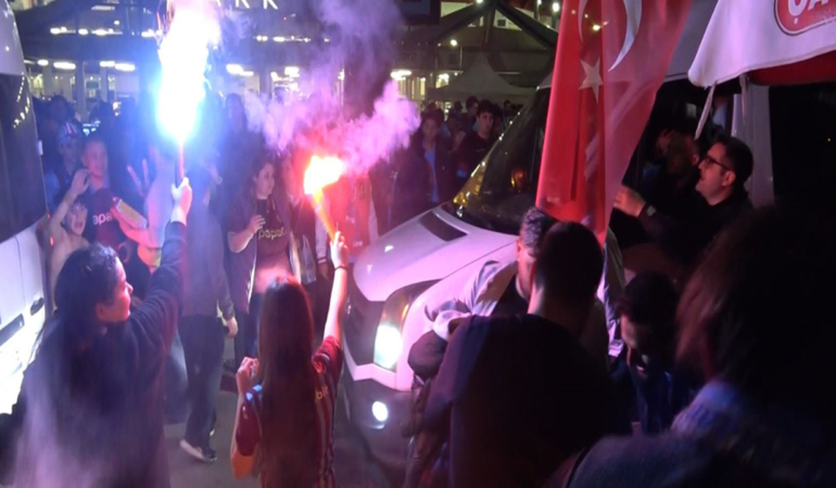trabzonspor-taraftari-galatasaray-galibiyetini-horon-ve-kolbastiyla-kutladi-HhZyN3vg.jpg